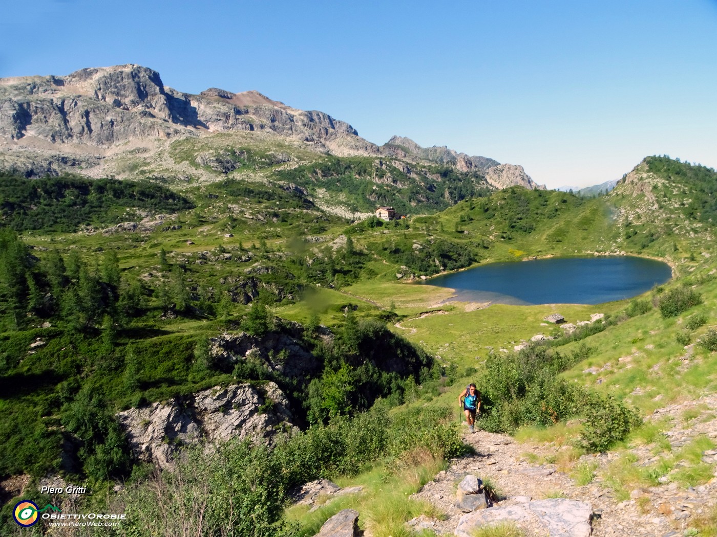 18 Vista sul Lago Rotondo salendo su  sentierino segnato con ometti per il Passo Reseda .JPG